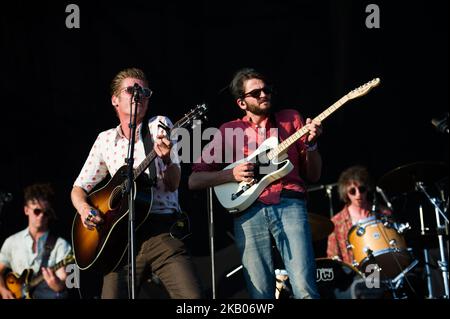 Harry e Alfie della band irlandese Hudson Taylor suonano sul palco all'International Benicassim Festival 2018 il 22 luglio 2018 a Benicassim, Spagna. (Foto di Maria Jose Segovia/NurPhoto) Foto Stock