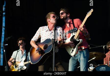 Harry e Alfie della band irlandese Hudson Taylor suonano sul palco all'International Benicassim Festival 2018 il 22 luglio 2018 a Benicassim, Spagna. (Foto di Maria Jose Segovia/NurPhoto) Foto Stock