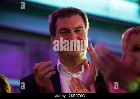 Markus Soeder Claps, a Monaco di Baviera, Germania, 24 luglio 2018. Alla "Lange Nacht der Frauen" - "lunga notte delle donne" dell'Unione Frauen, il primo ministro bavarese Markus Soeder ha partecipato a una discussione di gruppo con il vice segretario generale dell'Unione sociale cristiana (CSU) Daniela Ludwig e la vicepresidente della CSU Angelika Niebler, a Monaco di Baviera, Germania, 24 luglio 2018. (Foto di Alexander Pohl/NurPhoto) Foto Stock