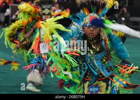 I giovani membri delle prime Nazioni si esibiscono durante il terzo concorso annuale tradizionale Pow Wow, al K-Days Festival di Edmonton. Più di 700 ballerini delle prime Nazioni provenienti da decine di tribù diverse saranno presenti al K-Days di Edmonton in tre giorni questa settimana. Martedì 24 luglio 2018, a Edmonton, Alberta, Canada. (Foto di Artur Widak/NurPhoto) Foto Stock