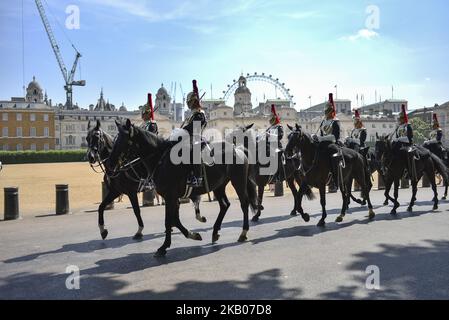 La Queen's Life Horse Guards è raffigurata a Londra il 25 luglio 2018. Alcune parti del Regno Unito stanno sperimentando condizioni più estreme, con temperature che si avvicinano a 32C°C (90F°C) e che si avvicinano più tardi questa settimana. (Foto di Alberto Pezzali/NurPhoto) Foto Stock