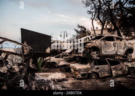 Mucchi di auto distrutte dopo l'incendio della foresta che ha causato decine di vittime nella zona Mati di Rafina Wildflics ad Atene, in Grecia, 25 luglio 2018. (Foto di Dimitris Lampropoulos/NurPhoto) Foto Stock