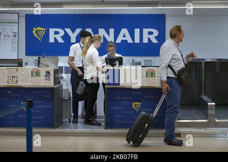 Secondo giorno di sciopero dei membri dell'equipaggio di cabina della compagnia aerea low-cost Ryanair presso l'aeroporto internazionale Madrid-Barajas di Madrid (Spagna), 26 luglio 2018. Ryanair ha dato un preavviso di potenziali licenziamenti per più di 100 piloti e 200 dipendenti con sede a Dublino, ai quali sarà offerta la possibilità di essere trasferiti in Polonia o in altre località (Foto di Oscar Gonzalez/NurPhoto) Foto Stock