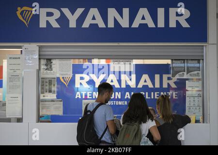 Secondo giorno di sciopero dei membri dell'equipaggio di cabina della compagnia aerea low-cost Ryanair presso l'aeroporto internazionale Madrid-Barajas di Madrid (Spagna), 26 luglio 2018. Ryanair ha dato un preavviso di potenziali licenziamenti per più di 100 piloti e 200 dipendenti con sede a Dublino, ai quali sarà offerta la possibilità di essere trasferiti in Polonia o in altre località (Foto di Oscar Gonzalez/NurPhoto) Foto Stock