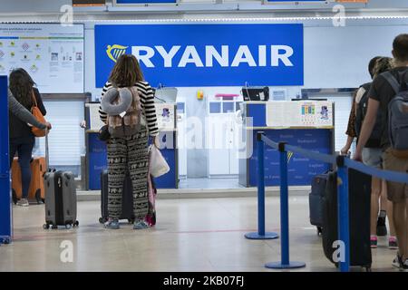 Secondo giorno di sciopero dei membri dell'equipaggio di cabina della compagnia aerea low-cost Ryanair presso l'aeroporto internazionale Madrid-Barajas di Madrid (Spagna), 26 luglio 2018. Ryanair ha dato un preavviso di potenziali licenziamenti per più di 100 piloti e 200 dipendenti con sede a Dublino, ai quali sarà offerta la possibilità di essere trasferiti in Polonia o in altre località (Foto di Oscar Gonzalez/NurPhoto) Foto Stock