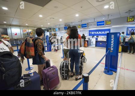 Secondo giorno di sciopero dei membri dell'equipaggio di cabina della compagnia aerea low-cost Ryanair presso l'aeroporto internazionale Madrid-Barajas di Madrid (Spagna), 26 luglio 2018. Ryanair ha dato un preavviso di potenziali licenziamenti per più di 100 piloti e 200 dipendenti con sede a Dublino, ai quali sarà offerta la possibilità di essere trasferiti in Polonia o in altre località (Foto di Oscar Gonzalez/NurPhoto) Foto Stock