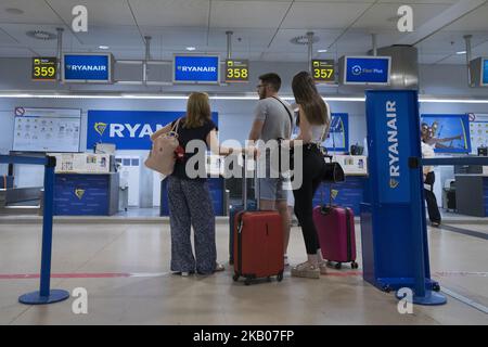 Secondo giorno di sciopero dei membri dell'equipaggio di cabina della compagnia aerea low-cost Ryanair presso l'aeroporto internazionale Madrid-Barajas di Madrid (Spagna), 26 luglio 2018. Ryanair ha dato un preavviso di potenziali licenziamenti per più di 100 piloti e 200 dipendenti con sede a Dublino, ai quali sarà offerta la possibilità di essere trasferiti in Polonia o in altre località (Foto di Oscar Gonzalez/NurPhoto) Foto Stock