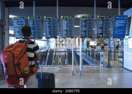 Secondo giorno di sciopero dei membri dell'equipaggio di cabina della compagnia aerea low-cost Ryanair presso l'aeroporto internazionale Madrid-Barajas di Madrid (Spagna), 26 luglio 2018. Ryanair ha dato un preavviso di potenziali licenziamenti per più di 100 piloti e 200 dipendenti con sede a Dublino, ai quali sarà offerta la possibilità di essere trasferiti in Polonia o in altre località (Foto di Oscar Gonzalez/NurPhoto) Foto Stock