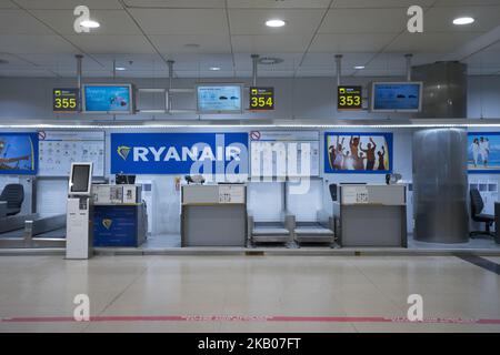 Secondo giorno di sciopero dei membri dell'equipaggio di cabina della compagnia aerea low-cost Ryanair presso l'aeroporto internazionale Madrid-Barajas di Madrid (Spagna), 26 luglio 2018. Ryanair ha dato un preavviso di potenziali licenziamenti per più di 100 piloti e 200 dipendenti con sede a Dublino, ai quali sarà offerta la possibilità di essere trasferiti in Polonia o in altre località (Foto di Oscar Gonzalez/NurPhoto) Foto Stock