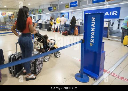 Secondo giorno di sciopero dei membri dell'equipaggio di cabina della compagnia aerea low-cost Ryanair presso l'aeroporto internazionale Madrid-Barajas di Madrid (Spagna), 26 luglio 2018. Ryanair ha dato un preavviso di potenziali licenziamenti per più di 100 piloti e 200 dipendenti con sede a Dublino, ai quali sarà offerta la possibilità di essere trasferiti in Polonia o in altre località (Foto di Oscar Gonzalez/NurPhoto) Foto Stock