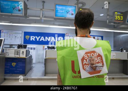 Secondo giorno di sciopero dei membri dell'equipaggio di cabina della compagnia aerea low-cost Ryanair presso l'aeroporto internazionale Madrid-Barajas di Madrid (Spagna), 26 luglio 2018. Ryanair ha dato un preavviso di potenziali licenziamenti per più di 100 piloti e 200 dipendenti con sede a Dublino, ai quali sarà offerta la possibilità di essere trasferiti in Polonia o in altre località (Foto di Oscar Gonzalez/NurPhoto) Foto Stock