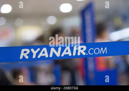 Secondo giorno di sciopero dei membri dell'equipaggio di cabina della compagnia aerea low-cost Ryanair presso l'aeroporto internazionale Madrid-Barajas di Madrid (Spagna), 26 luglio 2018. Ryanair ha dato un preavviso di potenziali licenziamenti per più di 100 piloti e 200 dipendenti con sede a Dublino, ai quali sarà offerta la possibilità di essere trasferiti in Polonia o in altre località (Foto di Oscar Gonzalez/NurPhoto) Foto Stock