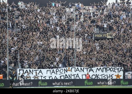 PAOK'Fans durante il secondo turno di qualificazione della Champions League prima partita di calcio tra PAOK FC e FC Basel, presso lo stadio Toumba di Salonicco, in Grecia, il 24 luglio 2018. PAOK ha vinto 2-1. PAOK Salonicco Scorers: José Cañas (32'), Aleksandar Prijovic (80'). FC Basel Scorers: Albian Ajeti (82') Foto Stock