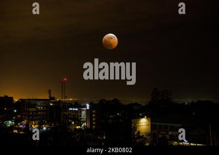 L'eclisse lunare si può vedere il 28 luglio 2018 a Nairobi, Kenya. L'eclisse lunare è stata la più lunga del 21st ° secolo che dura 1 ora e 43 minuti. (Foto di Fayed El-Geziry/NurPhoto) Foto Stock