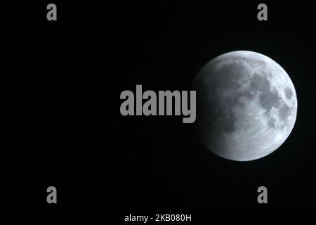 Eclipse lunare come visto in Jaipur, Rajasthan, India il 28 luglio 2018. L'eclisse lunare più lunga del 21st ° secolo diventa la luna rossa.(Foto di Vishal Bhatnagar/NurPhoto) Foto Stock