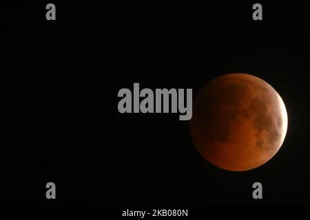 Eclipse lunare come visto in Jaipur, Rajasthan, India il 28 luglio 2018. L'eclisse lunare più lunga del 21st ° secolo diventa la luna rossa.(Foto di Vishal Bhatnagar/NurPhoto) Foto Stock