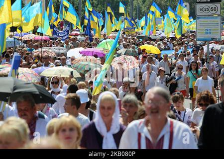 Sacerdoti ucraini e credenti della Chiesa ortodossa Ucraina del patriarcato di Kiev partecipare a una marcia religiosa che segna il 1030th ° anniversario della cristianizzazione Kievan Rus nel centro di Kiev, Ucraina, 28 luglio, 2018. I credenti ortodossi celebrano il 1030th° anniversario della cristianizzazione di Kievan Rus. (Foto di Sergii Kharchenko/NurPhoto) Foto Stock