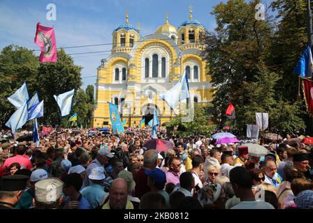 Sacerdoti ucraini e credenti della Chiesa ortodossa Ucraina del patriarcato di Kiev partecipare a una marcia religiosa che segna il 1030th ° anniversario della cristianizzazione Kievan Rus nel centro di Kiev, Ucraina, 28 luglio, 2018. I credenti ortodossi celebrano il 1030th° anniversario della cristianizzazione di Kievan Rus. (Foto di Sergii Kharchenko/NurPhoto) Foto Stock