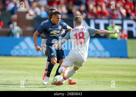 Alexis Sanchez (7) del Manchester United FC porta la palla sul campo sotto la pressione di Alberto Moreno (18) e Sadio Mane (10) di Liverpool durante una partita della Coppa dei campioni Internazionale tra Manchester United e Liverpool al Michigan Stadium di Ann Arbor, Michigan USA, mercoledì 28 luglio 2018. (Foto di Amy Lemus/NurPhoto) Foto Stock