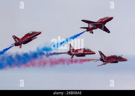 Il RAF Red Arrow Aerobatic Team mostra durante il 2018 Bray Air Display a Bray, Irlanda il 29 luglio 2018 (Photo by Andrew Surma/NurPhoto) Foto Stock