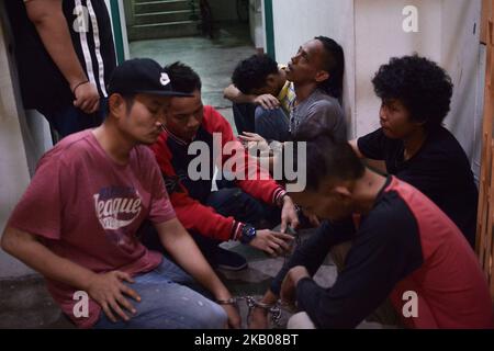 Alcuni degli immigrati clandestini che lavorano illegalmente in vari settori arrestati durante un raid a Subang Jaya, al di fuori di Kuala Lumpur, Malesia, 29 luglio 2018. Circa 157 migranti non documentati sono stati arrestati per vari reati dal Dipartimento dell'immigrazione durante un raid nell'ambito dell'operazione "Ops Mega 3,0" contro lavoratori migranti non documentati. (Foto di Zahim Mohd/NurPhoto) Foto Stock