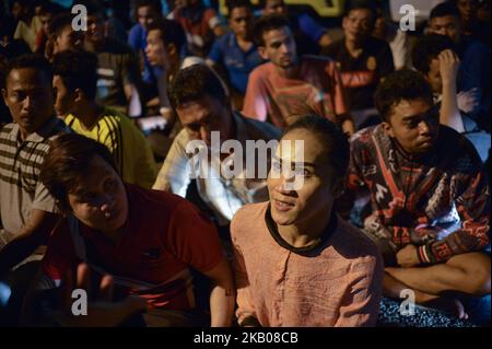 Gli immigrati clandestini attendono di essere messi in discussione da ufficiali dell'immigrazione durante un raid a Subang Jaya, fuori Kuala Lumpur, Malesia, 29 luglio 2018. (Foto di Zahim Mohd/NurPhoto) Foto Stock