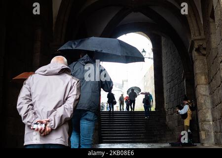Il famoso passaggio che ha accesso al Praza do Obradoiro, dove si trova la Cattedrale di Santiago, in Spagna, il 25 luglio 2018. Il Camino de Santiago (la Via di San Giacomo) è una grande rete di antiche vie di pellegrinaggio che si estendono in tutta Europa e si riuniscono presso la tomba di San Giacomo (Santiago in spagnolo) a Santiago de Compostela, nel nord-ovest della Spagna. Ogni anno, centinaia di migliaia di persone di varie origini camminano il Camino de Santiago da soli o in gruppi organizzati. Il percorso più popolare (che diventa molto affollato a metà estate) è il Camino Francés che Foto Stock