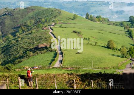 L'inizio della via francese, attraversando i Pirenei per entrare in Spagna il 25 luglio 2018. Il Camino de Santiago (la Via di San Giacomo) è una grande rete di antiche vie di pellegrinaggio che si estendono in tutta Europa e si riuniscono presso la tomba di San Giacomo (Santiago in spagnolo) a Santiago de Compostela, nel nord-ovest della Spagna. Ogni anno, centinaia di migliaia di persone di varie origini camminano il Camino de Santiago da soli o in gruppi organizzati. Il percorso più popolare (che diventa molto affollato a metà estate) è il Camino Francés che si estende a 780 km (quasi 500 miglia) da St. Jean-Pied Foto Stock