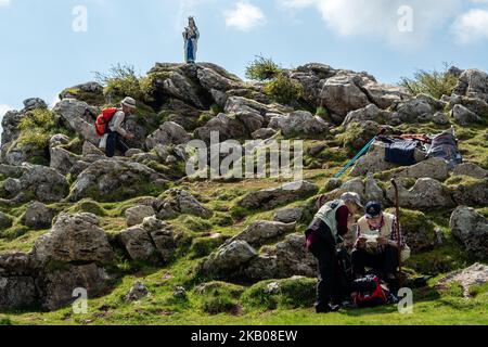 Statua della Vergine di Orisson (1100m) ai Pirenei francesi sulla strada per Santiago, Spagna, il 25 luglio 2018. Il Camino de Santiago (la Via di San Giacomo) è una grande rete di antiche vie di pellegrinaggio che si estendono in tutta Europa e si riuniscono presso la tomba di San Giacomo (Santiago in spagnolo) a Santiago de Compostela, nel nord-ovest della Spagna. Ogni anno, centinaia di migliaia di persone di varie origini camminano il Camino de Santiago da soli o in gruppi organizzati. Il percorso più popolare (che diventa molto affollato a metà estate) è il Camino Francés che si estende per 780 km (quasi 500 miglio Foto Stock