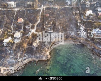 Immagini aeree da un drone della zona devastata di Mati in Attica, vicino Atene, Grecia il 27 luglio 2018. La foresta, gli edifici e le automobili sono tutti bruciati, lasciando cenere alle spalle. Gli incendi si sono verificati il 23 luglio, e hanno lasciato 92 persone morte e 25 disperse. Il fuoco è stato il più letale nella storia greca recente e uno dei worsts nel 21st ° secolo nel mondo. (Foto di Str/NurPhoto) Foto Stock