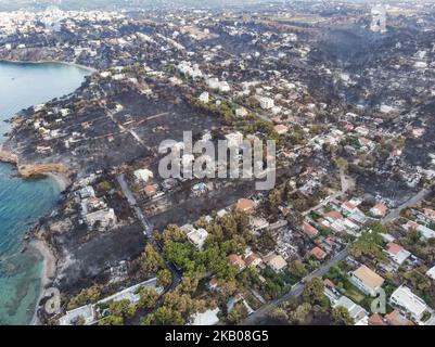 Immagini aeree da un drone della zona devastata di Mati in Attica, vicino Atene, Grecia il 27 luglio 2018. La foresta, gli edifici e le automobili sono tutti bruciati, lasciando cenere alle spalle. Gli incendi si sono verificati il 23 luglio, e hanno lasciato 92 persone morte e 25 disperse. Il fuoco è stato il più letale nella storia greca recente e uno dei worsts nel 21st ° secolo nel mondo. (Foto di Str/NurPhoto) Foto Stock