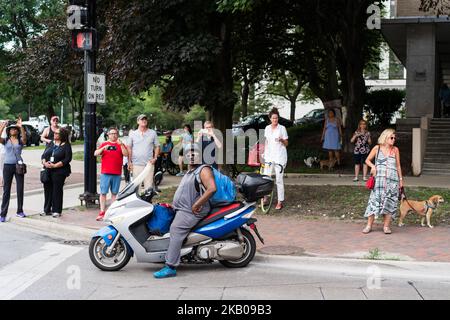 La gente lungo Belmont Avenue guarda come una protesta contro la violenza delle armi passa a Chicago il 2 agosto 2018. Gli organizzatori della marcia chiedono le dimissioni del sindaco Rahm Emanuel e del soprintendente della polizia di Chicago Eddie Johnson e vogliono attirare l'attenzione sulla violenza delle armi e sulla povertà nei lati sud e ovest di Chicago. (Foto di Max Herman/NurPhoto) Foto Stock