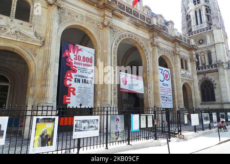 Parigi, Mairie du 1er circondario de Paris 02/08/2018 Mostra, e Conferenza in commemorazione del 30th° anniversario del massacro di 30.000 prigionieri politici in Iran durante l'estate del 1988 presso il Municipio del 1st° distretto di Parigi. Questa mostra è fino al 3 agosto. Una conferenza si terrà anche alle ore 15:00 di venerdì 3 agosto presso il Municipio. Amnesty International ha appena denunciato i tentativi del regime di rimuovere tracce di tombe di massa. (Foto di Siavosh Hosseini/NurPhoto) Foto Stock