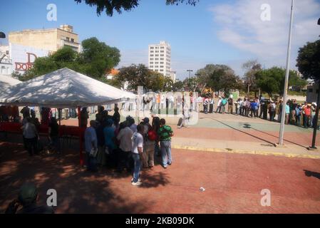 I venezuelani fanno lunghe code il 3 agosto 2018 a Maracaibo, Venezuela. Registrarsi al censimento dei trasporti nazionali tramite la carta d'identità nazionale, per avere diritto alla benzina dopo l'annuncio emesso dal governo nazionale. (Foto di Humberto Matheus/NurPhoto) Foto Stock