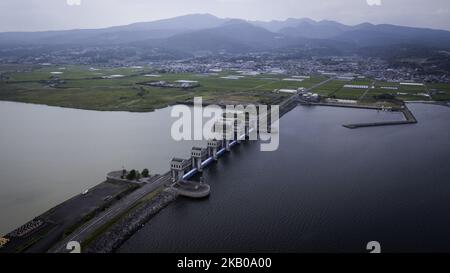 La foto scattata il 7 agosto 2018 mostra un cancello d'acqua (davanti) della diga della baia di Isahaya a Nagasaki, Giappone. Un'ampia area di marea scomparve dopo che il governo nel 1997 chiuse un muro di cancelli nella baia nella parte occidentale del Mar Ariake per un progetto di bonifica. Da allora, una serie di azioni legali è stata intentata sul progetto, non solo dai pescatori, ma anche dagli agricoltori che utilizzano i terreni bondati. Il governo è stato ordinato di aprire alcune delle porte di una valutazione ambientale, ma non ha rispettato. (Foto di Richard Atrero de Guzman/NurPhoto) Foto Stock