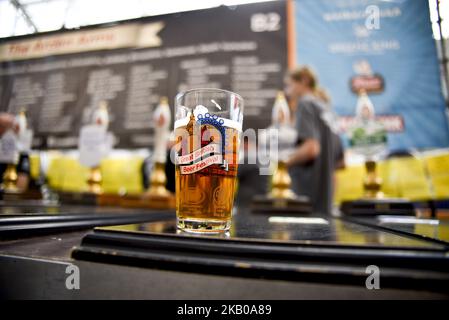 I visitatori sono visti al CAMRA (Campaign for Real Ale) Great British Beer Festival presso il centro espositivo Olympia di Londra il 7 agosto 2018. L'evento di cinque giorni è il più grande festival della birra della Gran Bretagna, con circa 55.000 persone a cui si prevede di partecipare. Il festival offre oltre 900 birre e sidro reali provenienti da tutto il mondo. (Foto di Alberto Pezzali/NurPhoto) Foto Stock