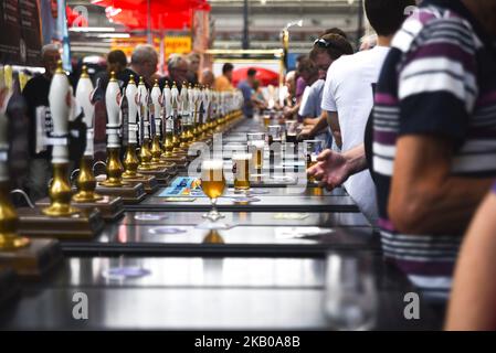 I visitatori sono visti al CAMRA (Campaign for Real Ale) Great British Beer Festival presso il centro espositivo Olympia di Londra il 7 agosto 2018. L'evento di cinque giorni è il più grande festival della birra della Gran Bretagna, con circa 55.000 persone a cui si prevede di partecipare. Il festival offre oltre 900 birre e sidro reali provenienti da tutto il mondo. (Foto di Alberto Pezzali/NurPhoto) Foto Stock