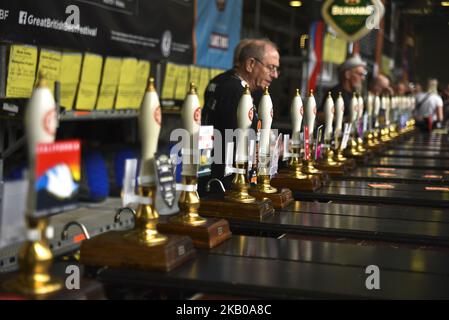 I visitatori sono visti al CAMRA (Campaign for Real Ale) Great British Beer Festival presso il centro espositivo Olympia di Londra il 7 agosto 2018. L'evento di cinque giorni è il più grande festival della birra della Gran Bretagna, con circa 55.000 persone a cui si prevede di partecipare. Il festival offre oltre 900 birre e sidro reali provenienti da tutto il mondo. (Foto di Alberto Pezzali/NurPhoto) Foto Stock