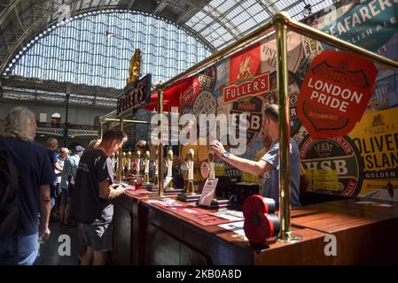 I visitatori sono visti al CAMRA (Campaign for Real Ale) Great British Beer Festival presso il centro espositivo Olympia di Londra il 7 agosto 2018. L'evento di cinque giorni è il più grande festival della birra della Gran Bretagna, con circa 55.000 persone a cui si prevede di partecipare. Il festival offre oltre 900 birre e sidro reali provenienti da tutto il mondo. (Foto di Alberto Pezzali/NurPhoto) Foto Stock