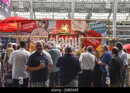 I visitatori sono visti al CAMRA (Campaign for Real Ale) Great British Beer Festival presso il centro espositivo Olympia di Londra il 7 agosto 2018. L'evento di cinque giorni è il più grande festival della birra della Gran Bretagna, con circa 55.000 persone a cui si prevede di partecipare. Il festival offre oltre 900 birre e sidro reali provenienti da tutto il mondo. (Foto di Alberto Pezzali/NurPhoto) Foto Stock