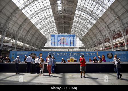 I visitatori sono visti al CAMRA (Campaign for Real Ale) Great British Beer Festival presso il centro espositivo Olympia di Londra il 7 agosto 2018. L'evento di cinque giorni è il più grande festival della birra della Gran Bretagna, con circa 55.000 persone a cui si prevede di partecipare. Il festival offre oltre 900 birre e sidro reali provenienti da tutto il mondo. (Foto di Alberto Pezzali/NurPhoto) Foto Stock