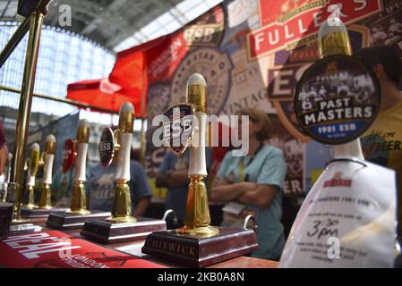 I visitatori sono visti al CAMRA (Campaign for Real Ale) Great British Beer Festival presso il centro espositivo Olympia di Londra il 7 agosto 2018. L'evento di cinque giorni è il più grande festival della birra della Gran Bretagna, con circa 55.000 persone a cui si prevede di partecipare. Il festival offre oltre 900 birre e sidro reali provenienti da tutto il mondo. (Foto di Alberto Pezzali/NurPhoto) Foto Stock