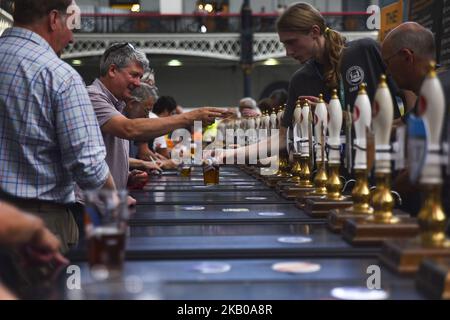 I visitatori sono visti al CAMRA (Campaign for Real Ale) Great British Beer Festival presso il centro espositivo Olympia di Londra il 7 agosto 2018. L'evento di cinque giorni è il più grande festival della birra della Gran Bretagna, con circa 55.000 persone a cui si prevede di partecipare. Il festival offre oltre 900 birre e sidro reali provenienti da tutto il mondo. (Foto di Alberto Pezzali/NurPhoto) Foto Stock