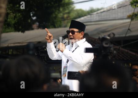 Il candidato del Presidente indonesiano Prabowo Subianto (in macchina) saluta i suoi sostenitori dopo essersi iscritto come Presidente indonesiano e Vice Presidente candidato all'ufficio della Commissione elettorale Generale a Giacarta, Indonesia, il 10 agosto 2018. Prabowo Subianto del partito Gerindra (uno dei partiti di opposizione), è diventato nuovamente il candidato presidenziale indonesiano per il periodo 2019-2024 con sandiaga S. uno (ex vice governatore di Giacarta) come suo vice presidente candidato contro l'attuale Joko Widodo, dopo aver fallito nelle elezioni presidenziali del 2014. (Foto di Aditya Irawan/NurPhoto) Foto Stock