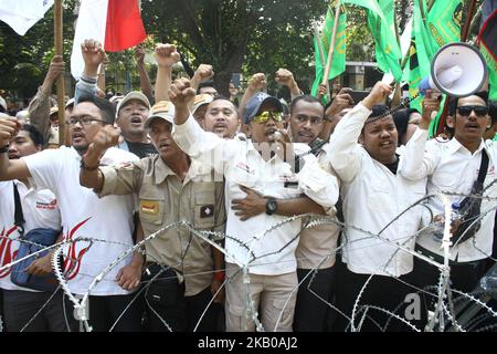 I sostenitori urlano di dare il proprio sostegno come presidente indonesiano Joko Widodo registrandosi per i candidati del presidente e del vice presidente all'ufficio della commissione elettorale di Giacarta, Indonesia, il 10 agosto 2018. Jokowi è tornato come candidato al presidente indonesiano per il periodo 2019-2024. (Foto di Aditya Irawan/NurPhoto) Foto Stock
