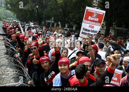 I sostenitori hanno dato il loro sostegno come Prabowo Subianto e Sandiaga Salahudin uno registrandosi come Presidente indonesiano e come Vice Presidente candidato all'ufficio della Commissione elettorale Generale a Giacarta, Indonesia, il 10 agosto 2018. Prabowo Subianto del partito Gerindra (uno dei partiti di opposizione), è diventato nuovamente il candidato presidenziale indonesiano per il periodo 2019-2024 con sandiaga S. uno (ex vice governatore di Giacarta) come suo vice presidente candidato contro l'attuale Joko Widodo, dopo aver fallito nelle elezioni presidenziali del 2014. (Foto di Aditya Irawan/NurPhoto) Foto Stock