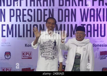 L'attuale presidente indonesiano, Joko Widodo (a sinistra), con il suo vice candidato Ma'ruf Amin (a destra), ha agitato la mano dopo aver registrato i candidati di presidente e vice presidente all'ufficio della commissione elettorale a Giacarta, Indonesia, il 10 agosto 2018. Jokowi è tornato come candidato al presidente indonesiano per il periodo 2019-2024. (Foto di Aditya Irawan/NurPhoto) Foto Stock