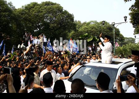 Il candidato del Presidente indonesiano Prabowo Subianto (in macchina) saluta i suoi sostenitori dopo essersi iscritto come Presidente indonesiano e Vice Presidente candidato all'ufficio della Commissione elettorale Generale a Giacarta, Indonesia, il 10 agosto 2018. Prabowo Subianto del partito Gerindra (uno dei partiti di opposizione), è diventato nuovamente il candidato presidenziale indonesiano per il periodo 2019-2024 con sandiaga S. uno (ex vice governatore di Giacarta) come suo vice presidente candidato contro l'attuale Joko Widodo, dopo aver fallito nelle elezioni presidenziali del 2014. (Foto di Aditya Irawan/NurPhoto) Foto Stock