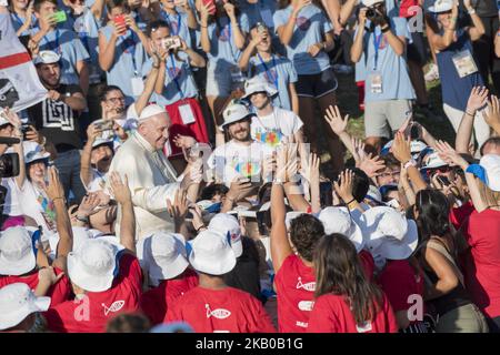 Papa Francesco arriva al Circo massimo di Roma per condurre una veglia di preghiera serale con i giovani, sabato 11 agosto 2018. Migliaia di giovani si sono riuniti per l'incontro con il pontefice in preparazione della prossima Giornata Mondiale della Gioventù che si terrà a Panama il prossimo anno. (Foto di massimo Valicchia/NurPhoto) Foto Stock