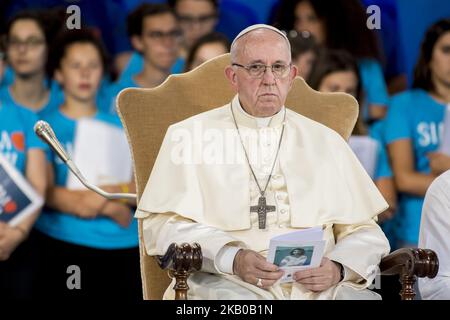 Papa Francesco consegna il suo discorso mentre conduce una veglia di preghiera serale con i giovani, al Circo massimo di Roma, sabato 11 agosto 2018. Migliaia di giovani si sono riuniti per l'incontro con il pontefice in preparazione della prossima Giornata Mondiale della Gioventù che si terrà a Panama il prossimo anno. (Foto di massimo Valicchia/NurPhoto) Foto Stock